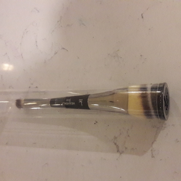 it Cosmetics Dual ended Buff and Blush Brush - Picture 4 of 6